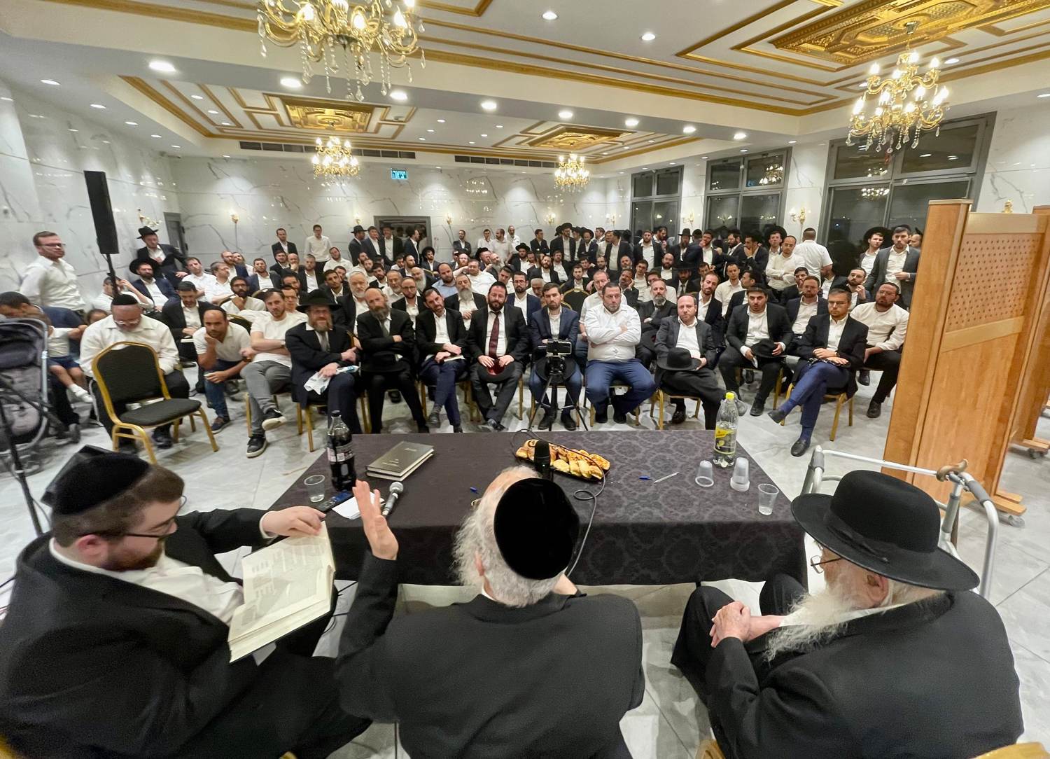 דברי תורה בכנס, מול הקהל