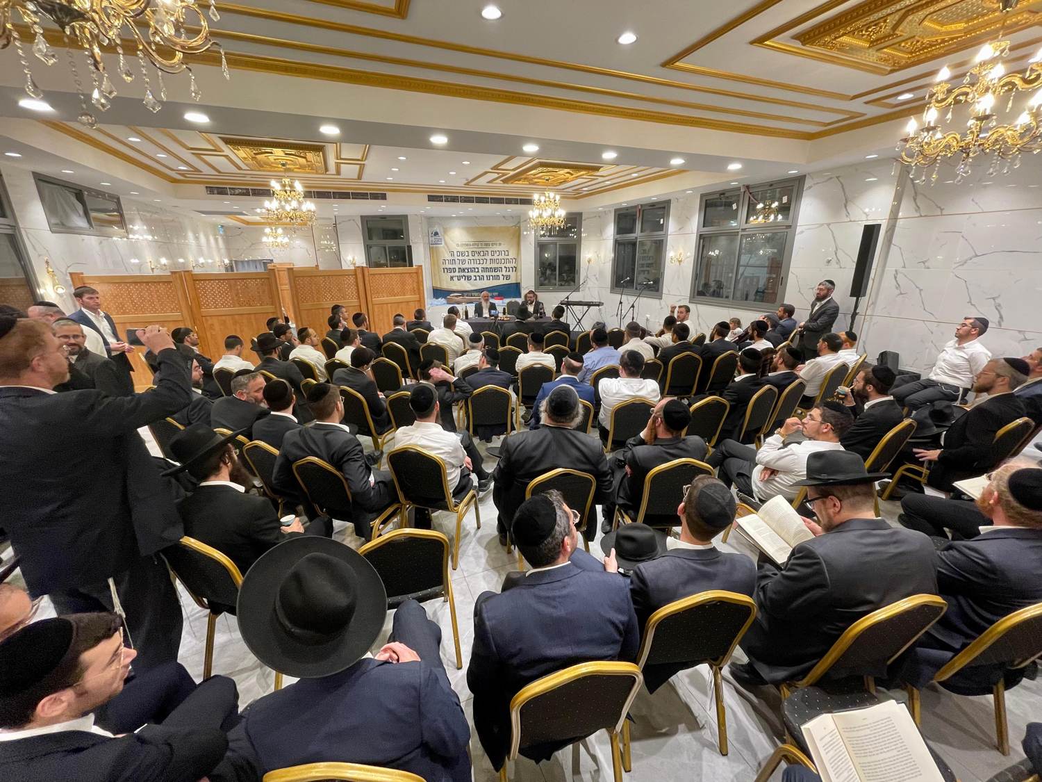 קהל המשתתפים בכנס לרגל הוצאת ספרו של הרב