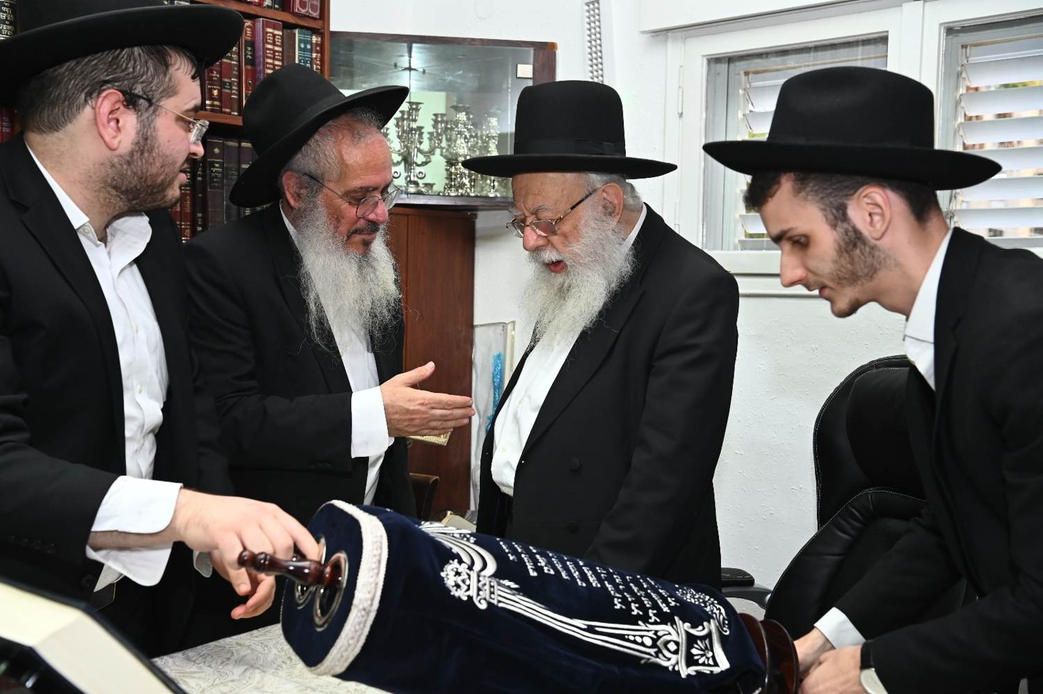רבנים בבית המדרש סביב ספר תורה
